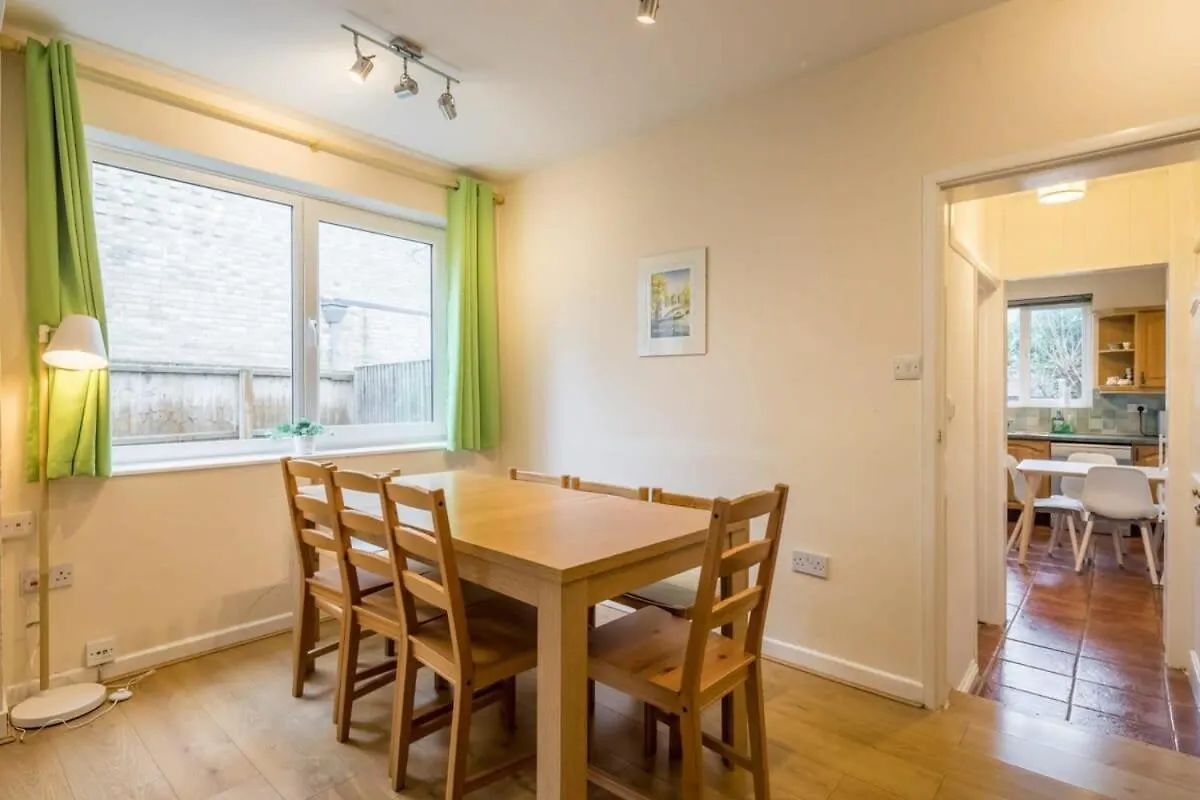 4 Bed Central Home - Perfect Location With Parking Cambridge 0*,  Velká Británie
