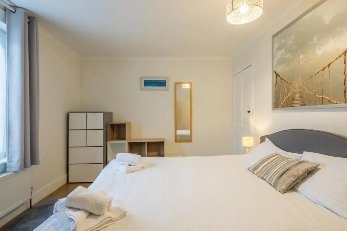 4 Bed Central Home - Perfect Location With Parking Cambridge