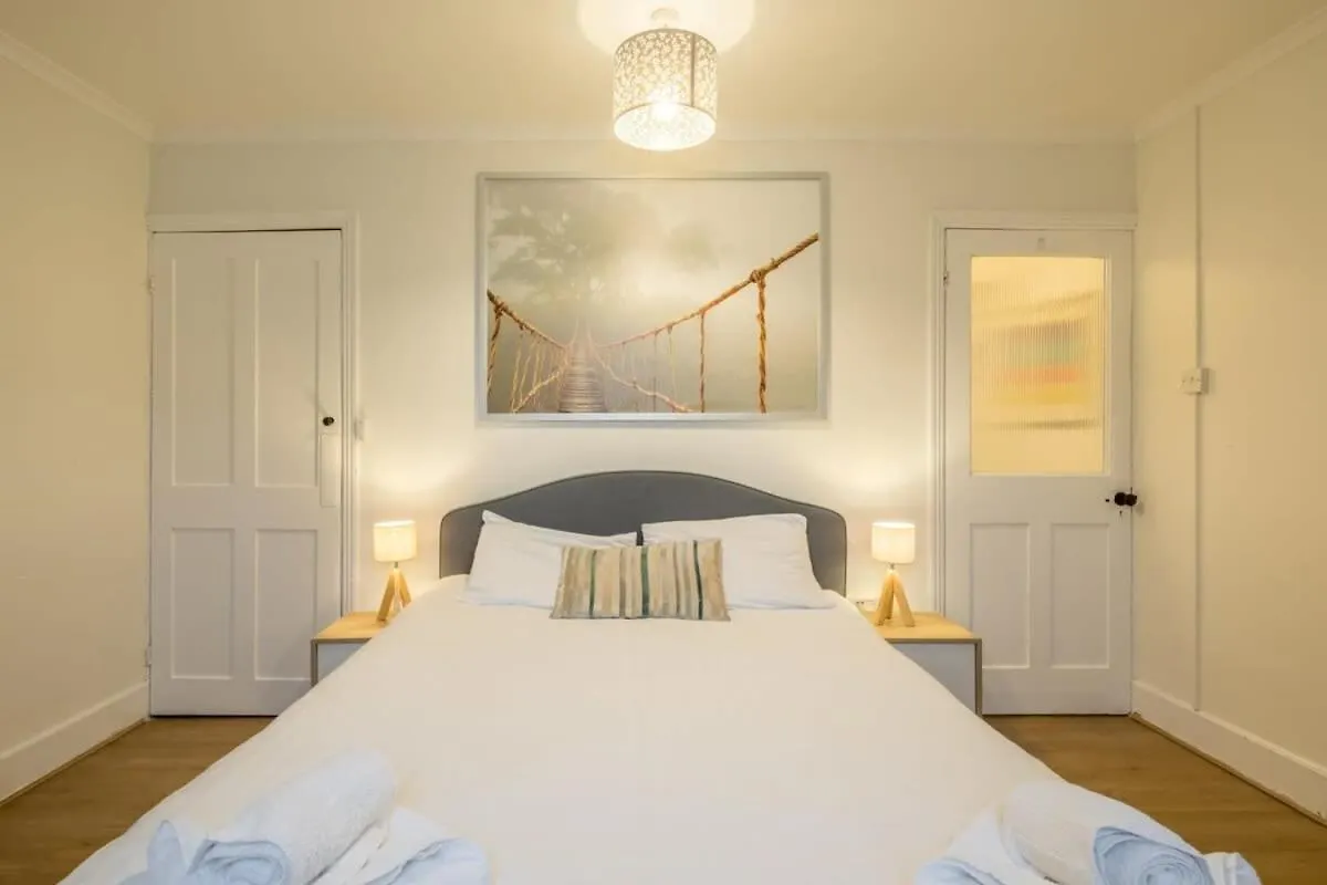 4 Bed Central Home - Perfect Location With Parking Cambridge 0*,