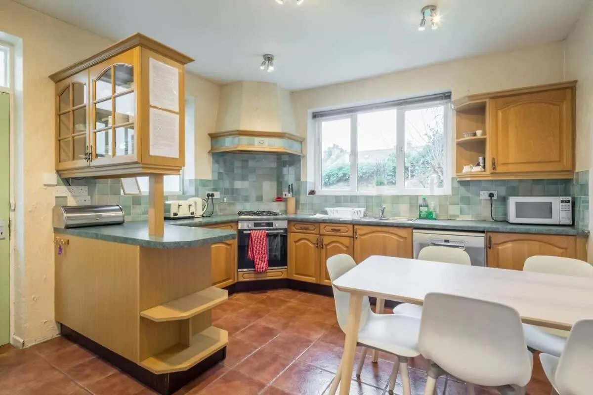 4 Bed Central Home - Perfect Location With Parking Cambridge